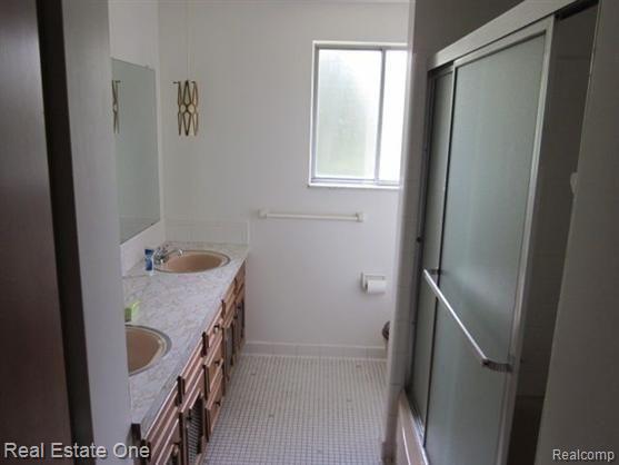 789 Canterbury Road Grosse Pointe, MI 48236 - Photo 4 of 18 Bath