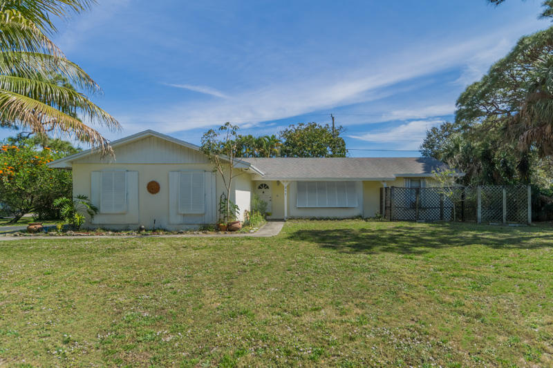 217 West Riverside Drive Jupiter, FL 33469 - Photo 3 of 7 03_front_217 W Riverside Drive