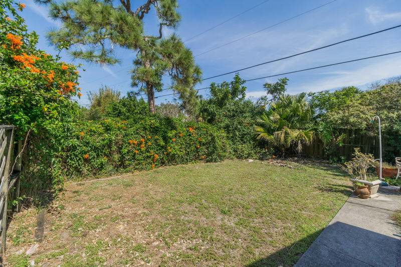 217 West Riverside Drive Jupiter, FL 33469 - Photo 4 of 7 04_backyard_217 W Riverside Drive