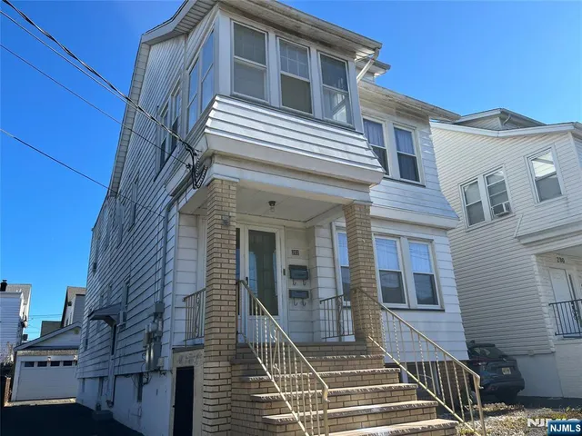 $2,725 | 202 North 17th Street, Unit 2, Bloomfield, NJ 07003