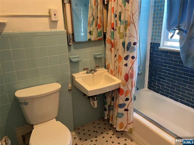 $2,725 | 202 North 17th Street, Unit 2, Bloomfield, NJ 07003