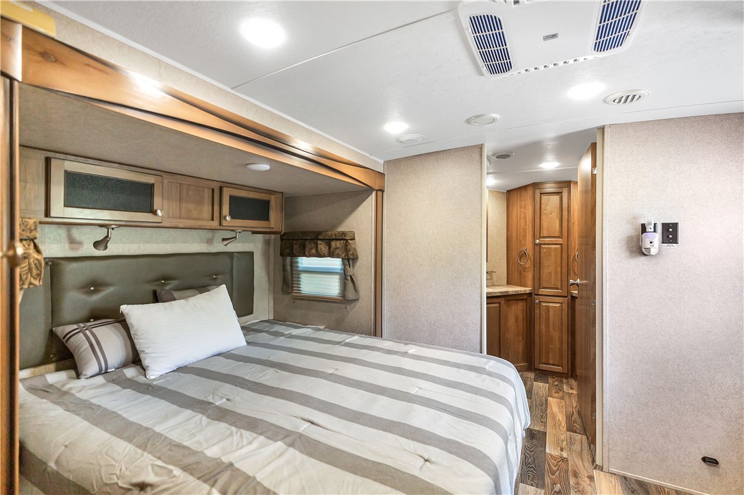 110 Lakeshore Lane Seneca, SC 29678 - Photo 29 of 50 RV interior