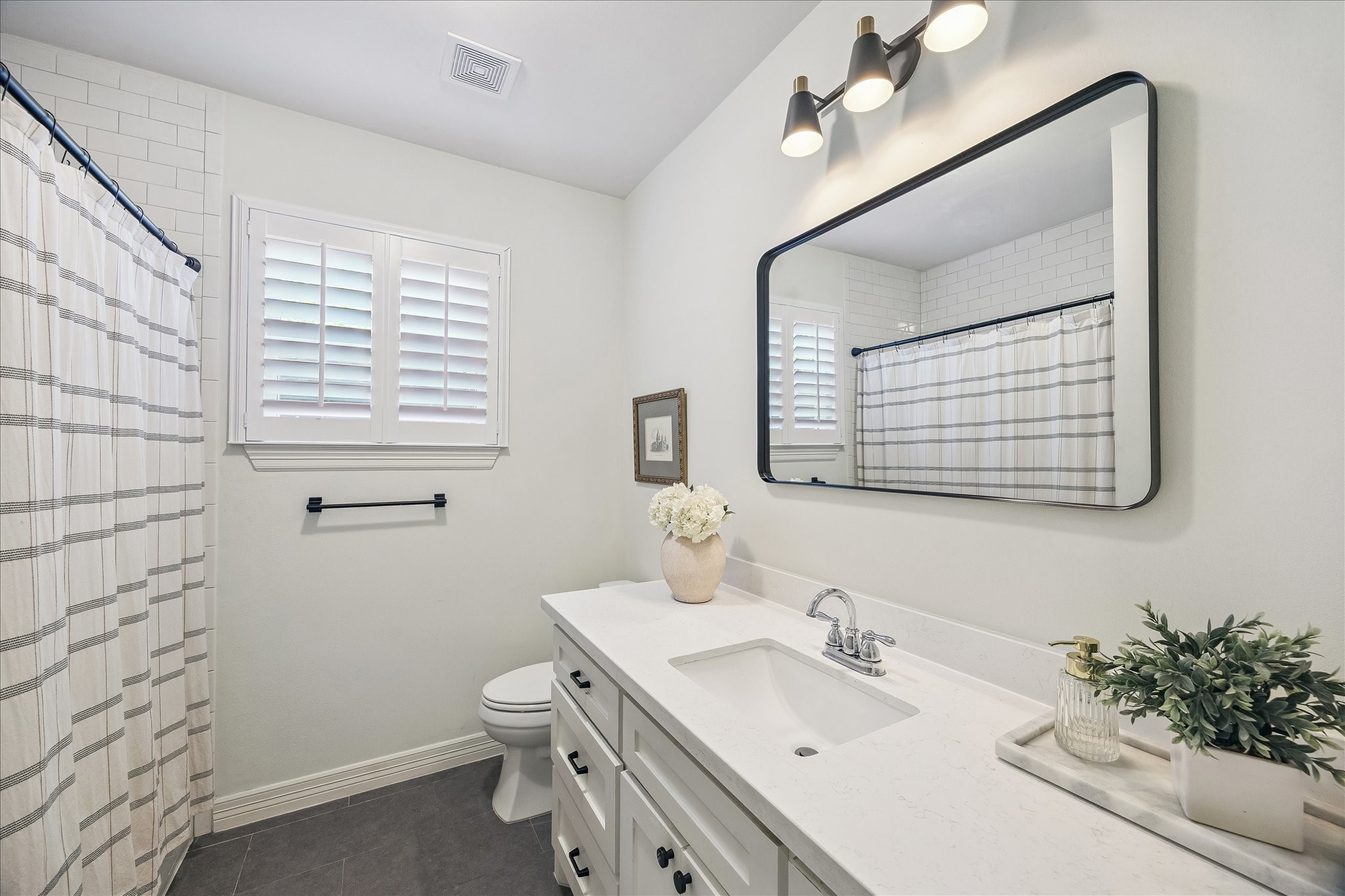 1329 Richelieu Lane Houston, TX 77018 - Photo 22 of 39 Secondary bath with updated mirrors, lighting and tub/shower combo