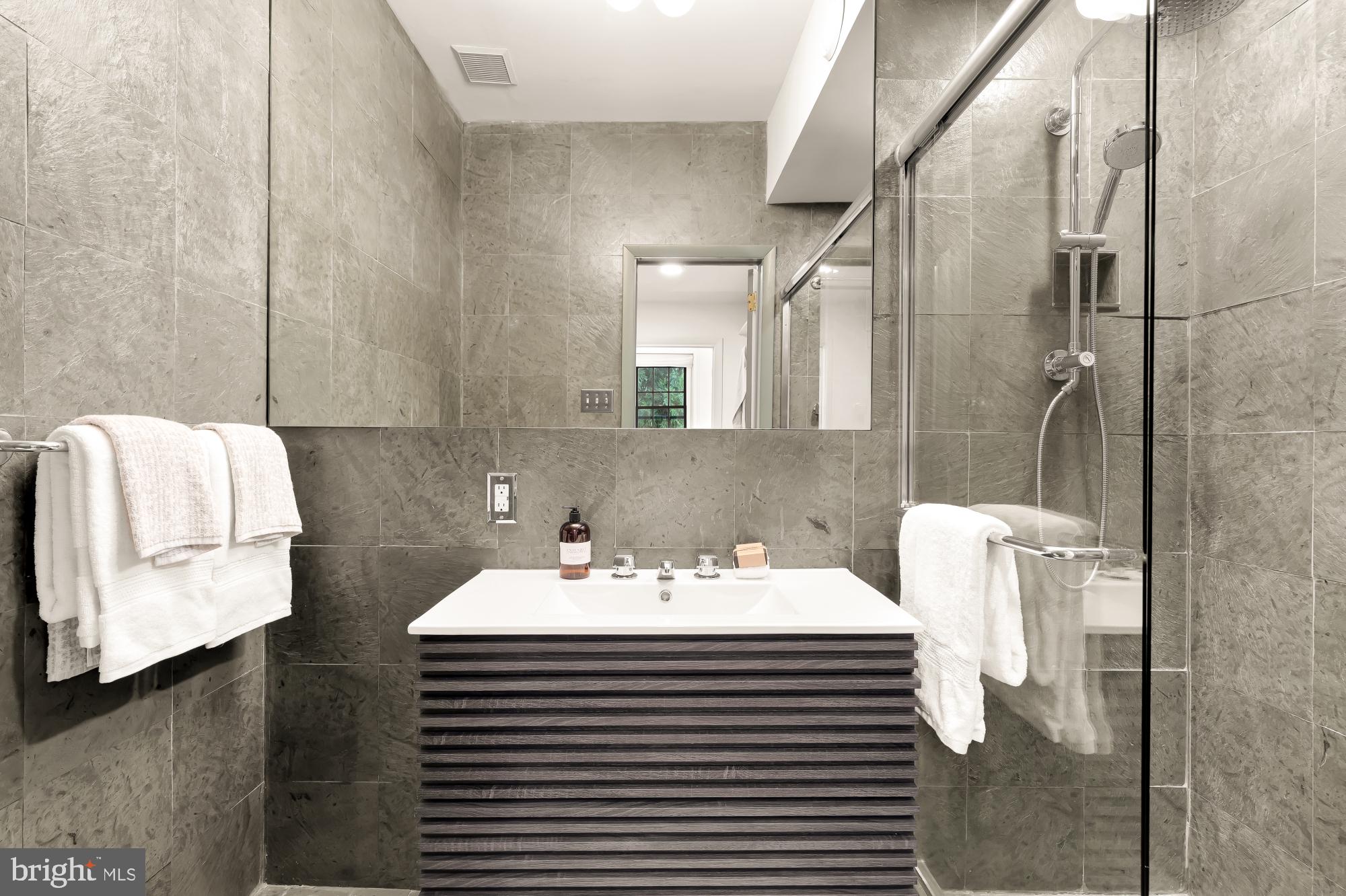 1819 Kenyon Street Northwest Washington, DC 20010 - Photo 36 of 74 Full en-suite bathroom