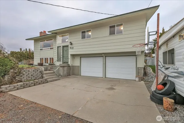 $565,000 | 217 South Iowa Avenue, East Wenatchee, WA 98802