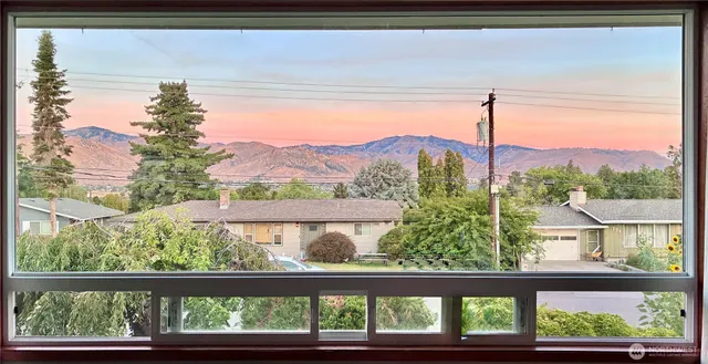 $565,000 | 217 South Iowa Avenue, East Wenatchee, WA 98802