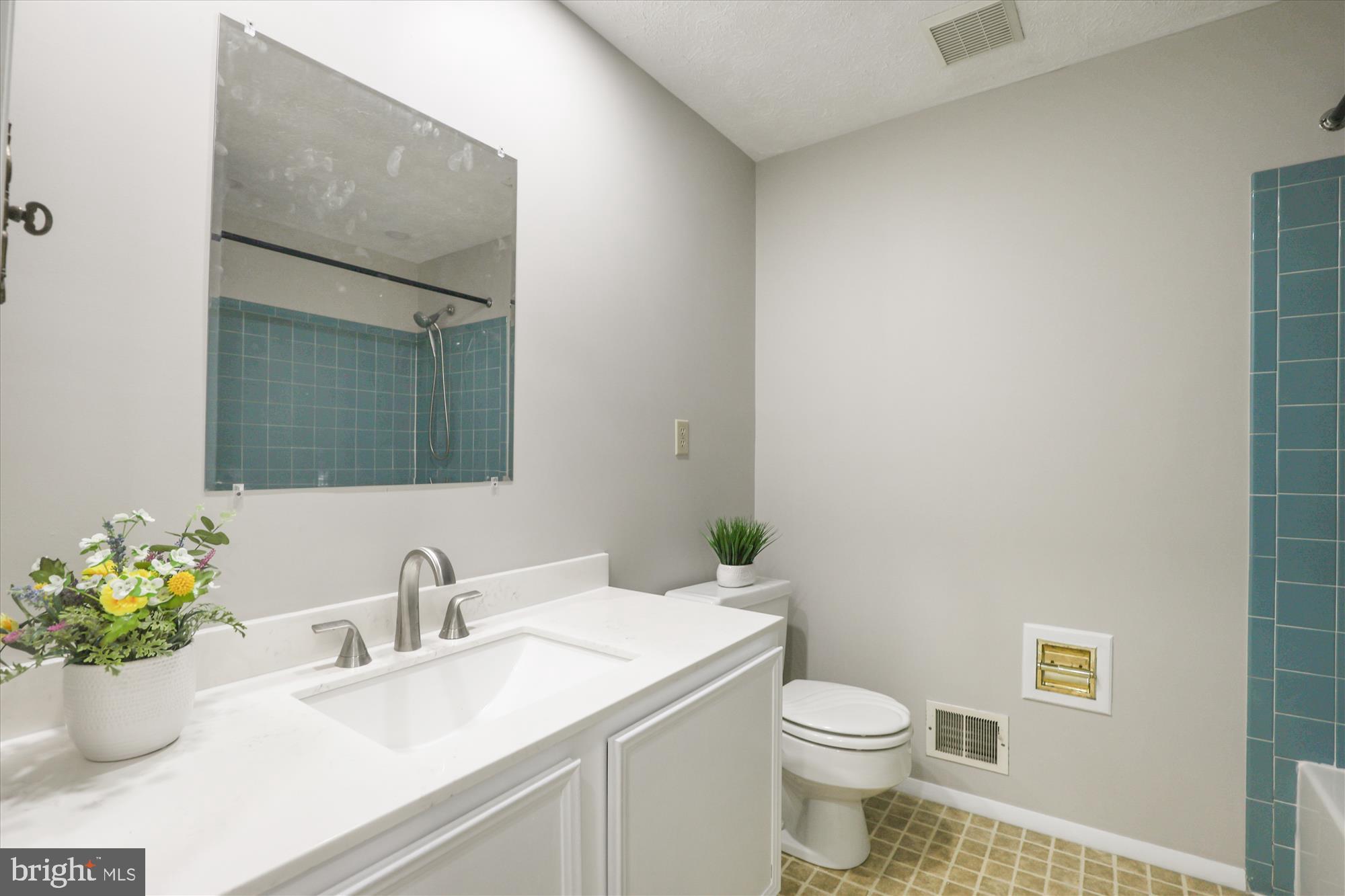 7006 Bedrock Road Alexandria, VA 22306 - Photo 23 of 38 Hall Bath with tub/shower.