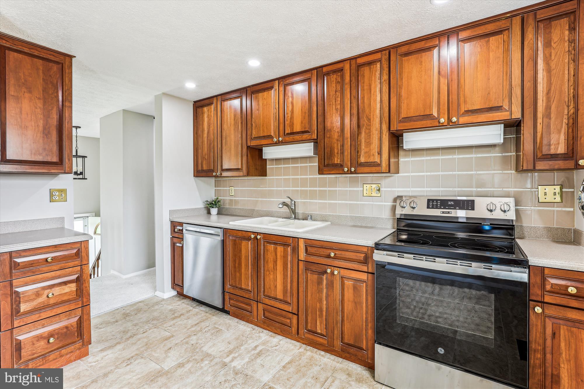 7006 Bedrock Road Alexandria, VA 22306 - Photo 4 of 38 All new appliances in Kitchen.