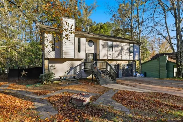 a view of a house with backyard