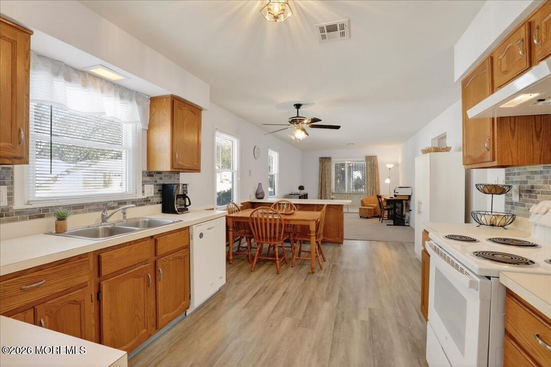 32 Abbey Road Brick, NJ 08723 - Photo 12 of 44 Kitchen/Family Room