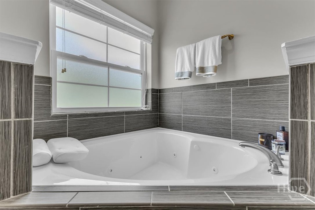 291 McQueen Drive Pooler, GA 31322 - Photo 30 of 57 LARGE JETTED TUB WITH TILED SURROUND