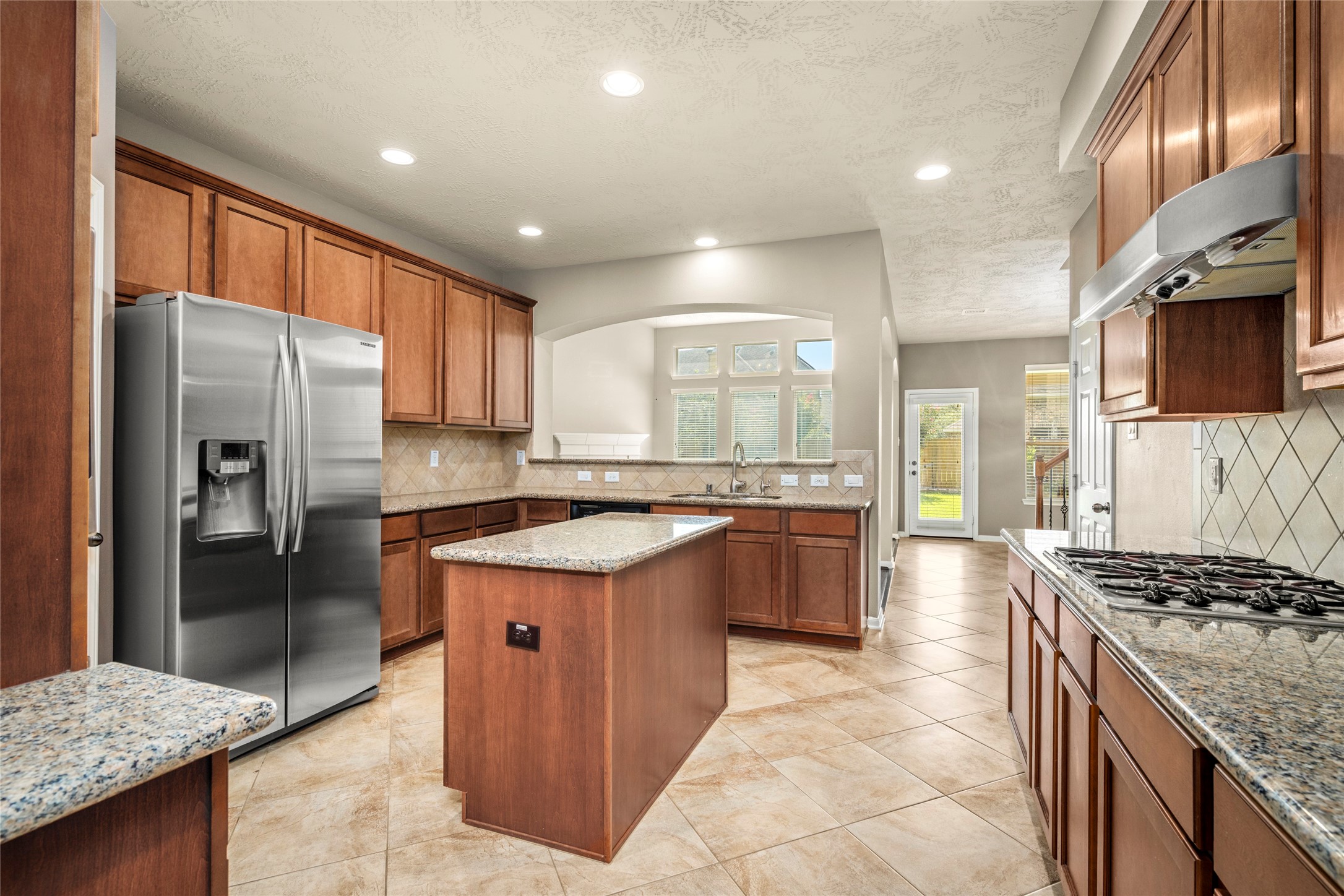 5307 Amber Sky Lane Rosharon, TX 77583 - Photo 20 of 50 Abundant cabinetry, gleaming granite surfaces, and stainless appliances come together in this beautifully appointed kitchen, ready to inspire countless gatherings and gourmet meals.