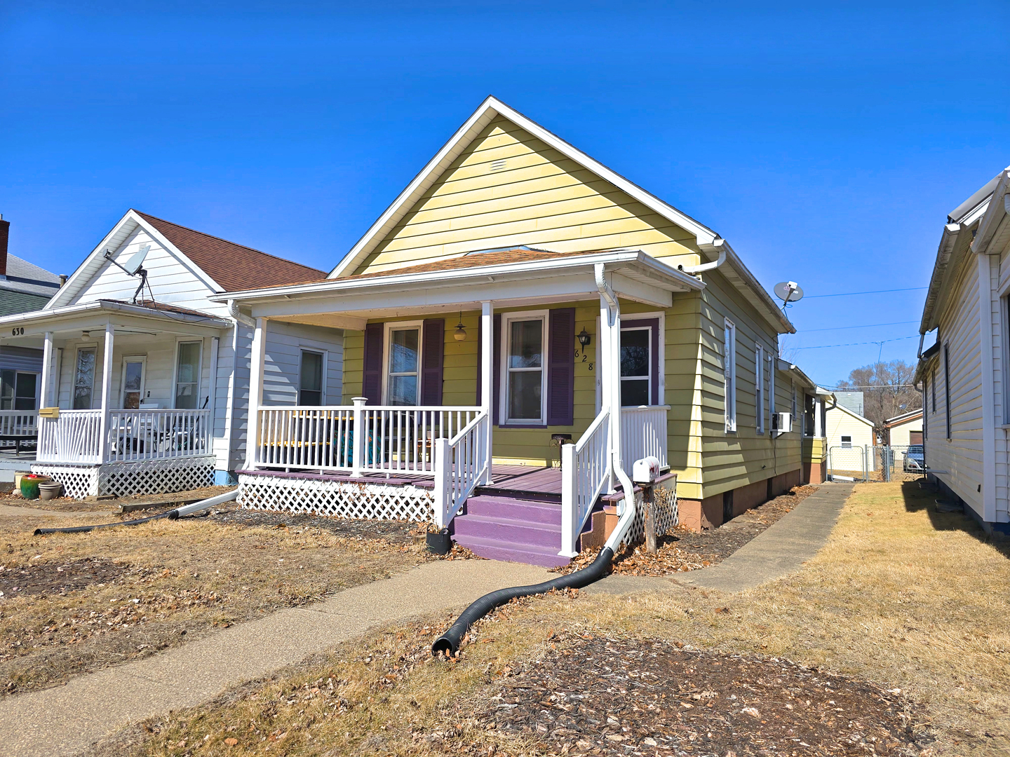 628 3rd Avenue South Clinton, IA 52732 - Photo 3 of 23 a view of a house with wooden floor and a yard
