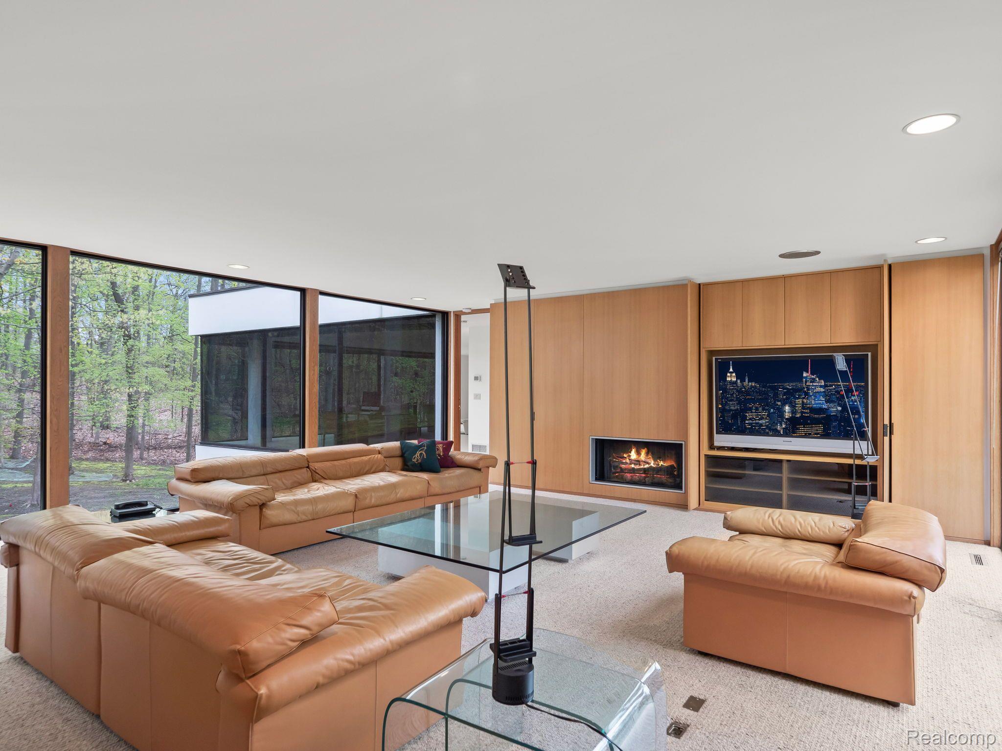 1850 East Vly Road Bloomfield Hills, MI 48304 - Photo 19 of 60 Family Room Buitl in TV