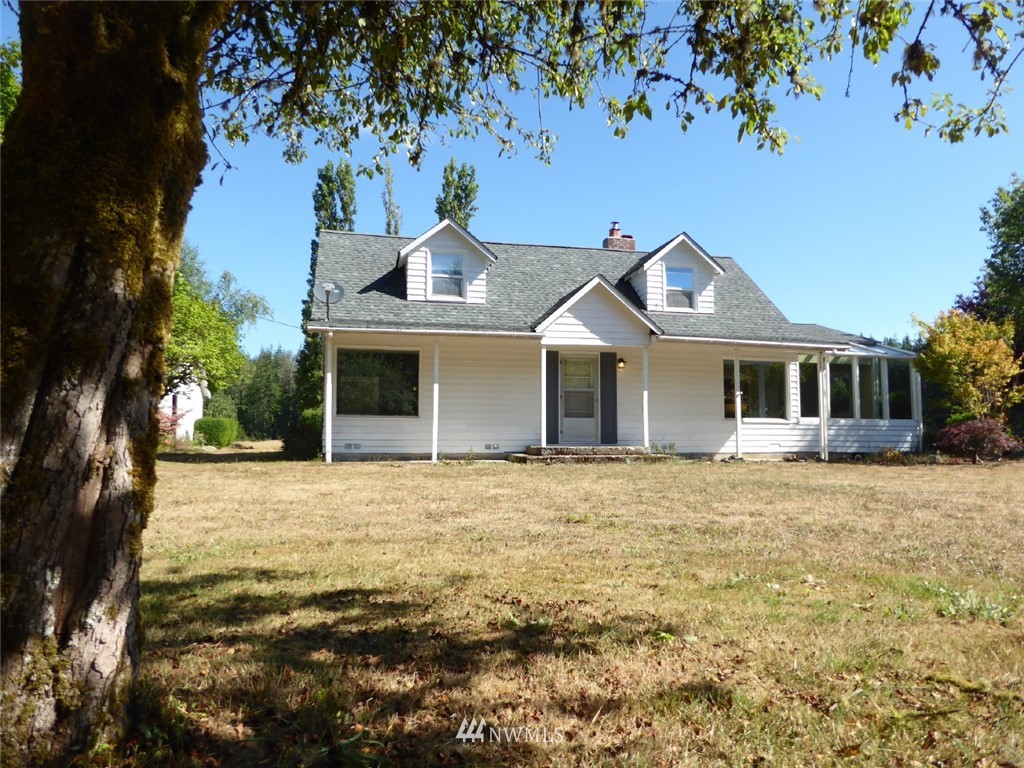 611 Logan Hill Road Chehalis, WA 98532 - Photo 2 of 25 a front view of a house with a garden