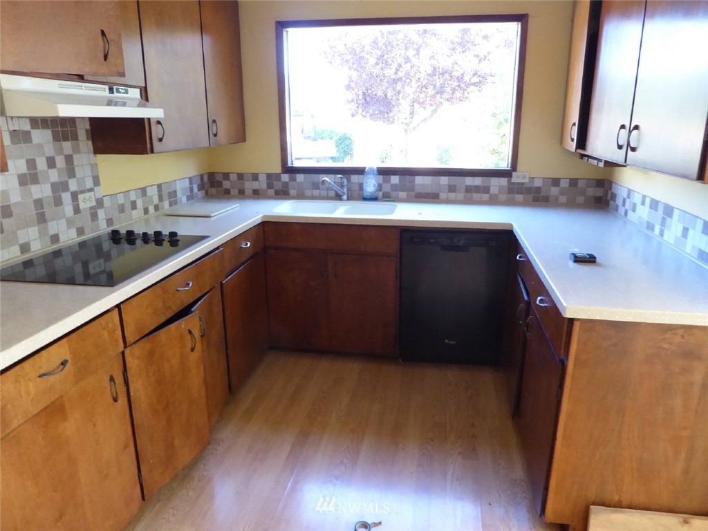 611 Logan Hill Road Chehalis, WA 98532 - Photo 11 of 25 a kitchen with a sink a window and cabinets