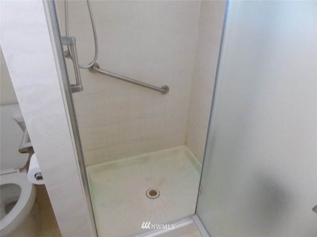 611 Logan Hill Road Chehalis, WA 98532 - Photo 15 of 25 a bathroom with a tub