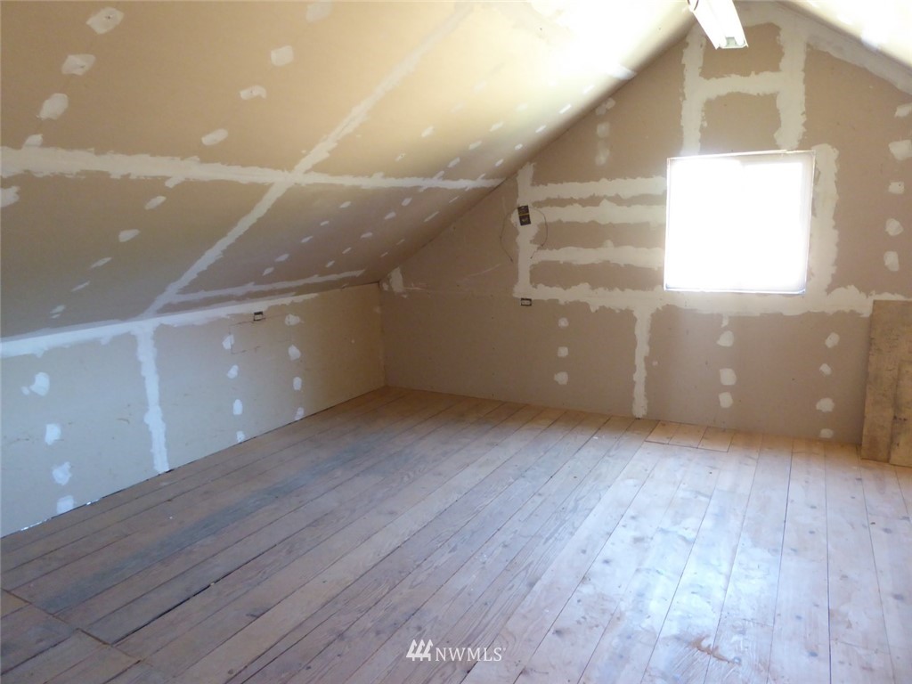 611 Logan Hill Road Chehalis, WA 98532 - Photo 21 of 25 wooden floor in an empty room with a window