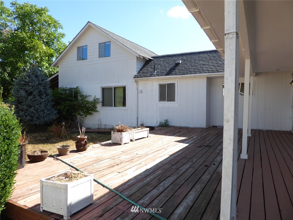 611 Logan Hill Road Chehalis, WA 98532 - Photo 23 of 25 a view of a house with backyard and sitting area