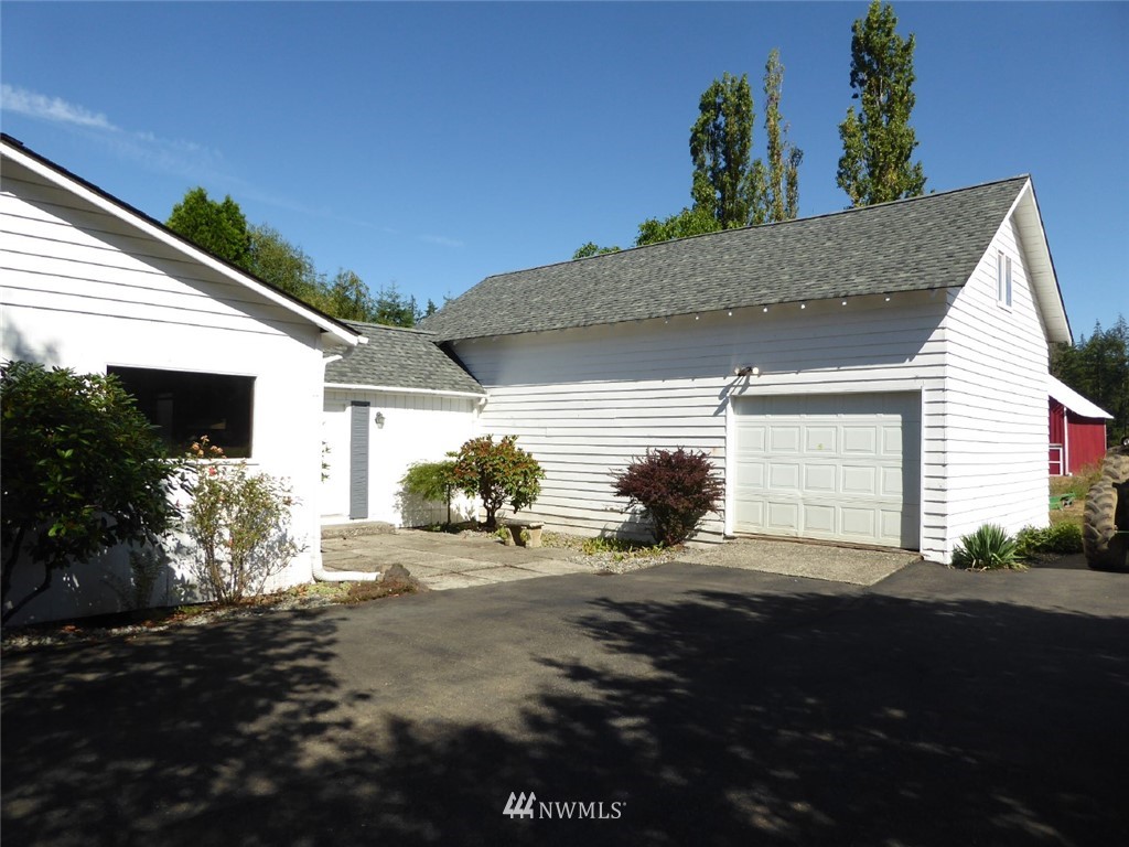 611 Logan Hill Road Chehalis, WA 98532 - Photo 4 of 25 a view of a house with a yard