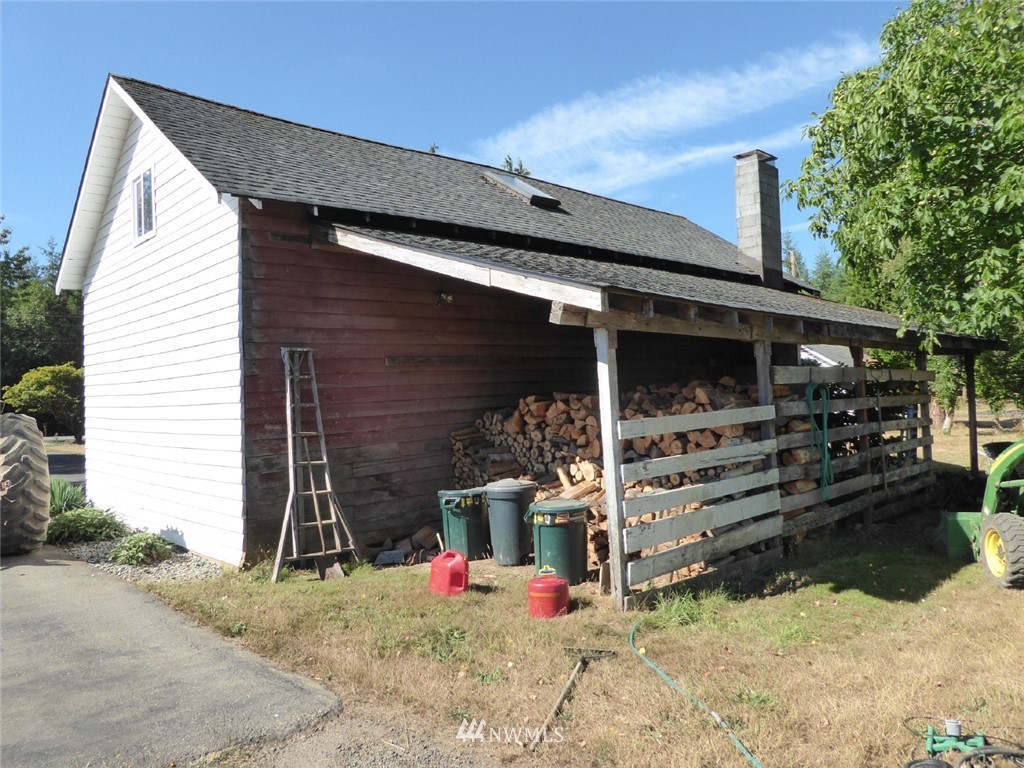 611 Logan Hill Road Chehalis, WA 98532 - Photo 5 of 25 a view of a house with yard and large tree