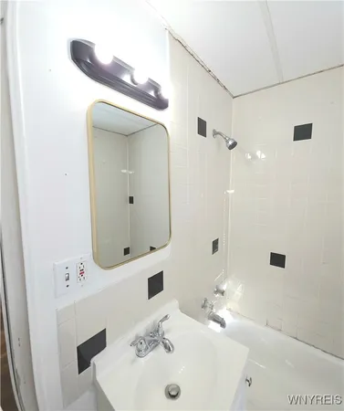 $1,200 | 177 Grote Street, Buffalo, NY 14207