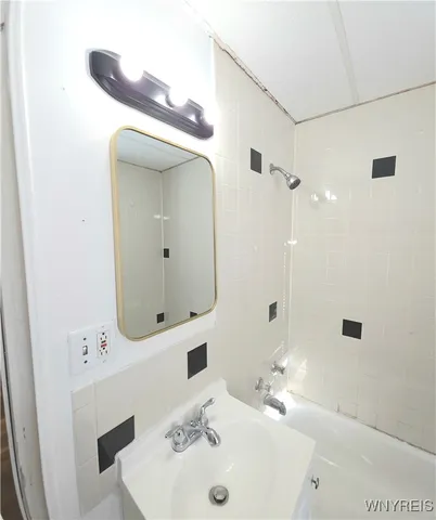 $1,200 | 177 Grote Street, Buffalo, NY 14207