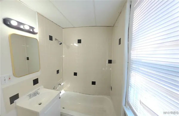 $1,200 | 177 Grote Street, Buffalo, NY 14207