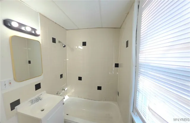 $1,200 | 177 Grote Street, Buffalo, NY 14207