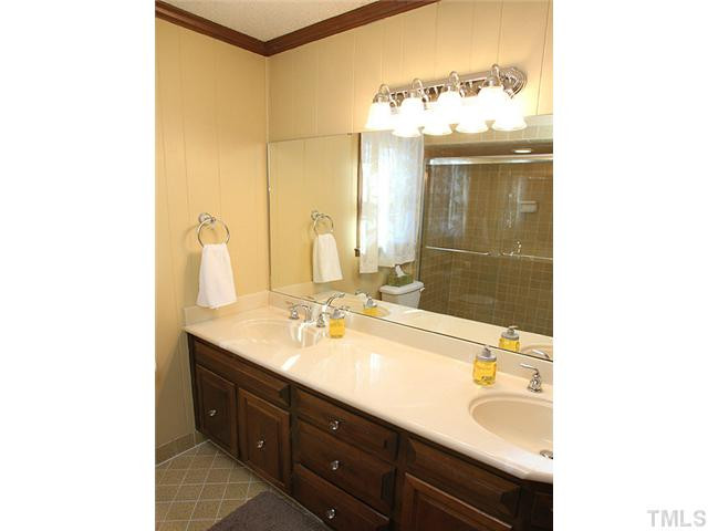 8812 North View Court Raleigh, NC 27613 - Photo 11 of 20 Master Bath/Spa