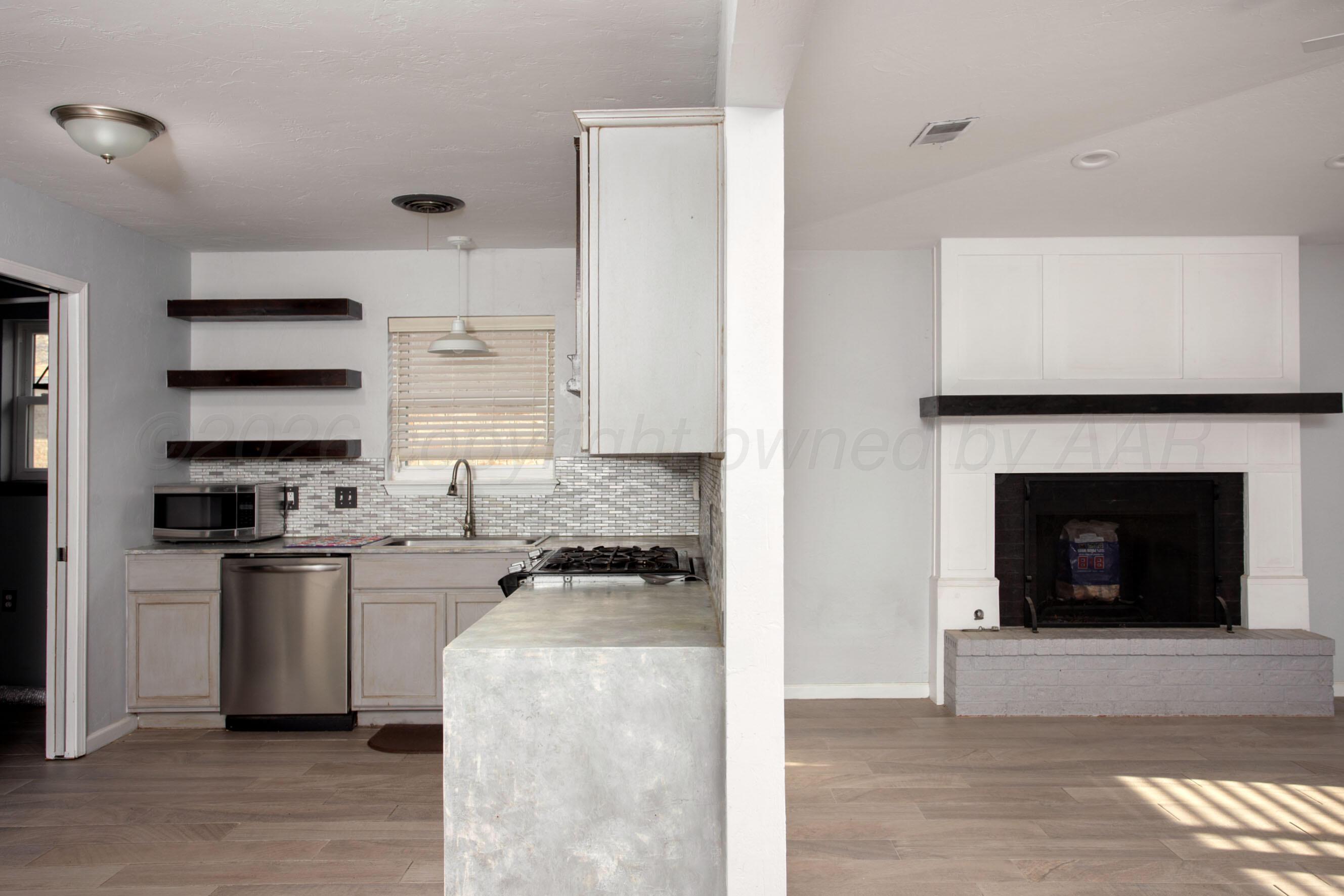 5715 South Milam Street Amarillo, TX 79110 - Photo 11 of 35 KITCHEN/LIVING ROOM