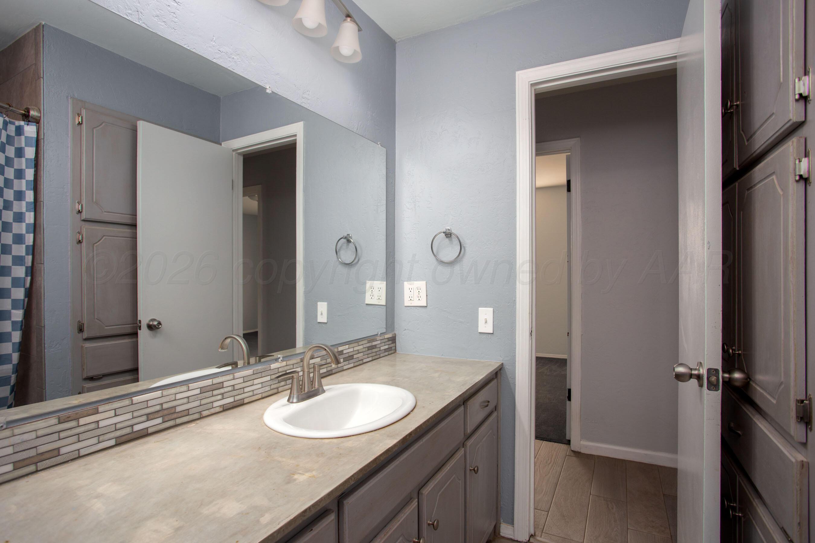 5715 South Milam Street Amarillo, TX 79110 - Photo 20 of 35 BATHROOM
