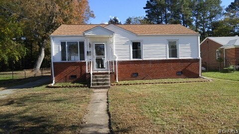 25 Warner Road Hampton, VA 23666 - Photo 1 of 11 a backyard of a house