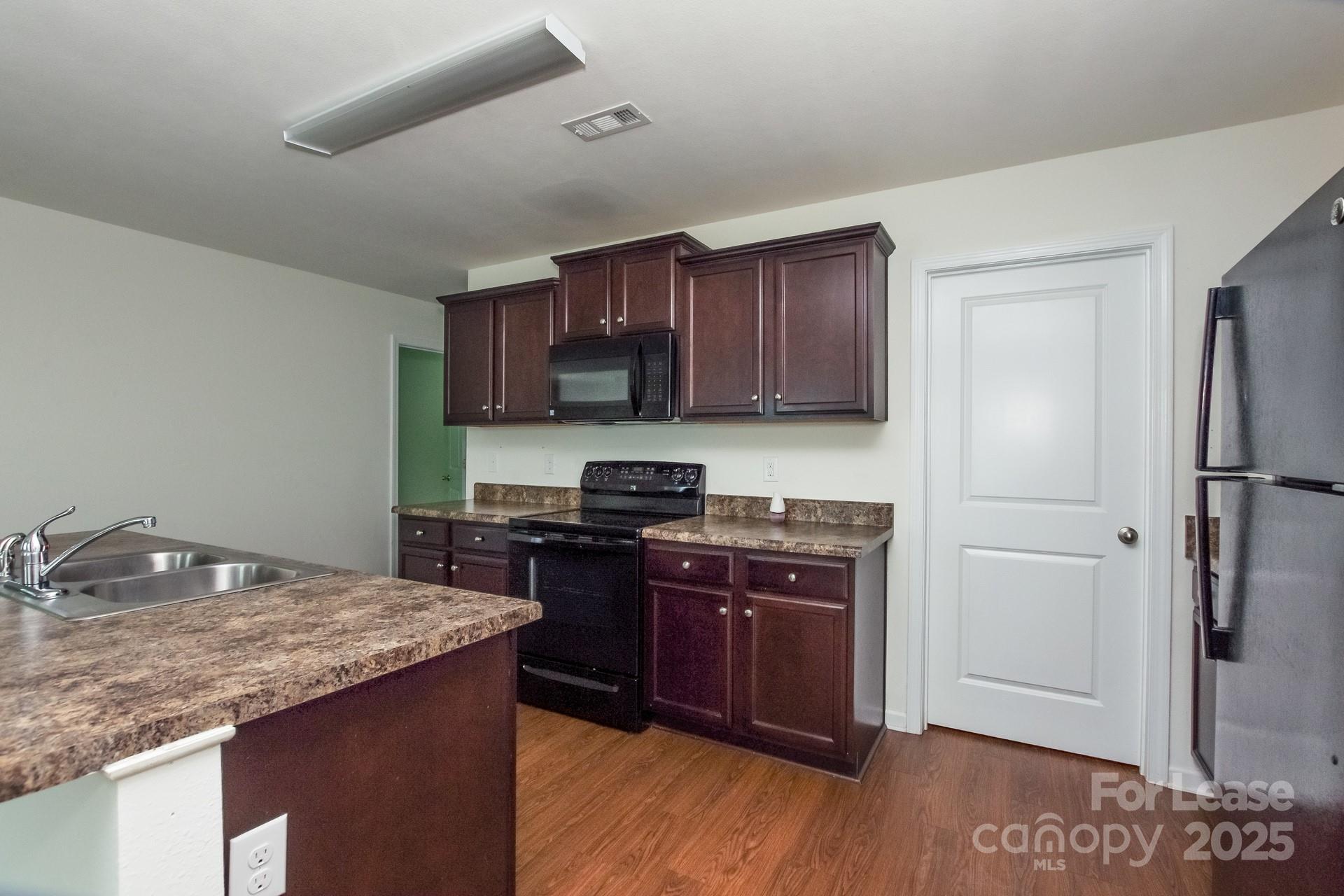 3431 Victoria Brook Lane Charlotte, NC 28208 - Photo 5 of 17