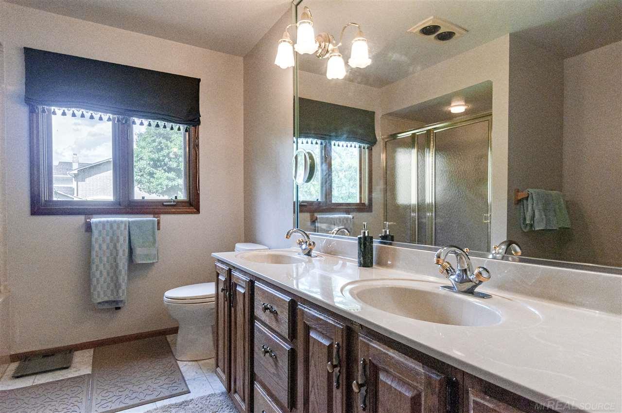 987 Lake Shore Road Grosse Pointe, MI 48236 - Photo 11 of 54 50018284-10.JPG