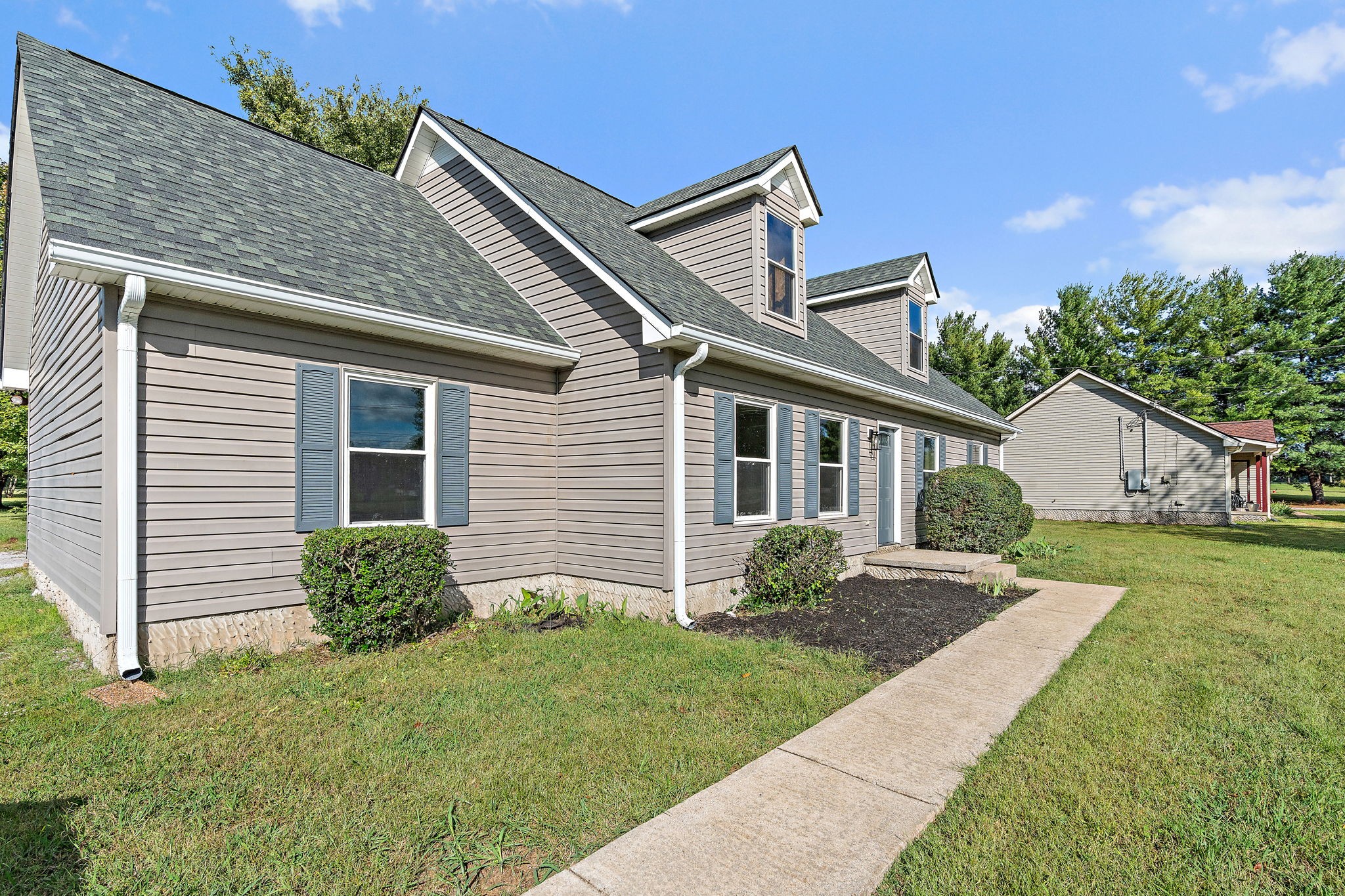 583 Parsons Road Christiana, TN 37037 - Photo 4 of 35 a front view of a house with a garden