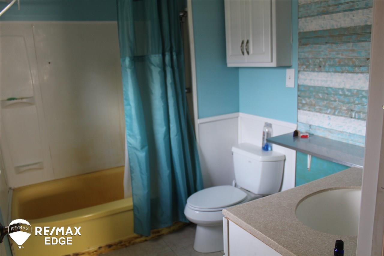1054 West Judd Road Flint, MI 48507 - Photo 5 of 10 50038326-4.JPG