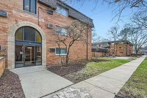 $1,300 | 18550 Torrence Avenue, Unit 25, Lansing, IL 60438