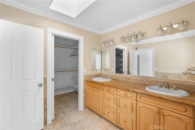 a bathroom with a toilet and a bathtub