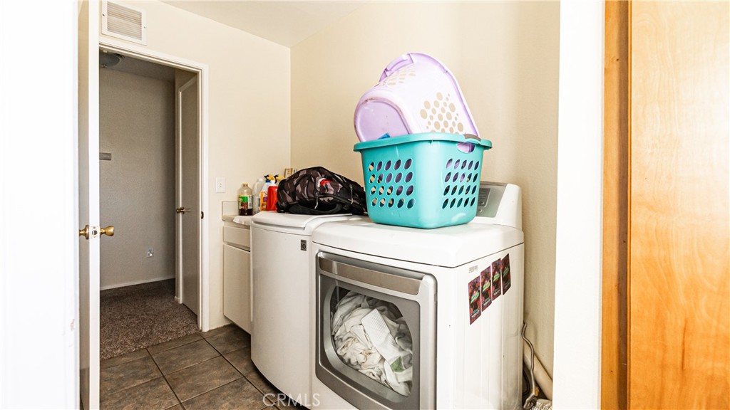 22993 Eyota Road Apple Valley, CA 92308 - Photo 16 of 38 a utility room with dryer and washer