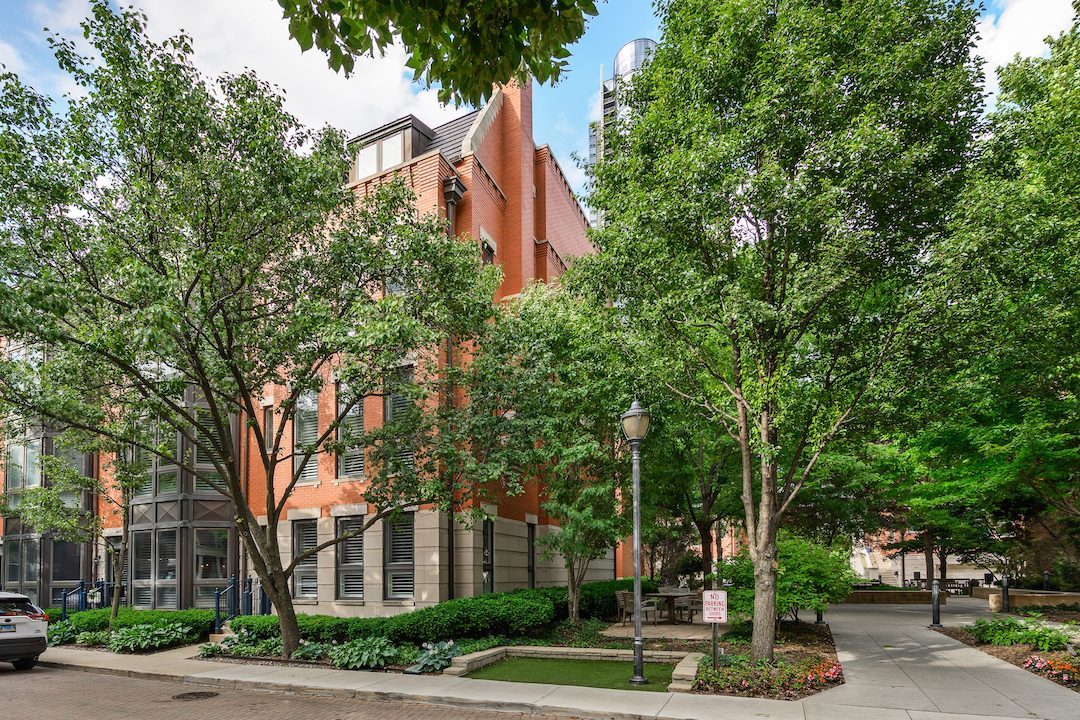 461 North Clinton Street Chicago, IL 60654 - Photo 3 of 37