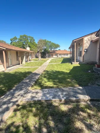 $1,350 | 1051 Country Club Drive, Unit 28, Seguin, TX 78155