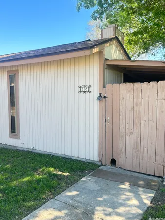 $1,350 | 1051 Country Club Drive, Unit 28, Seguin, TX 78155