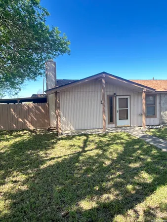 $1,350 | 1051 Country Club Drive, Unit 28, Seguin, TX 78155