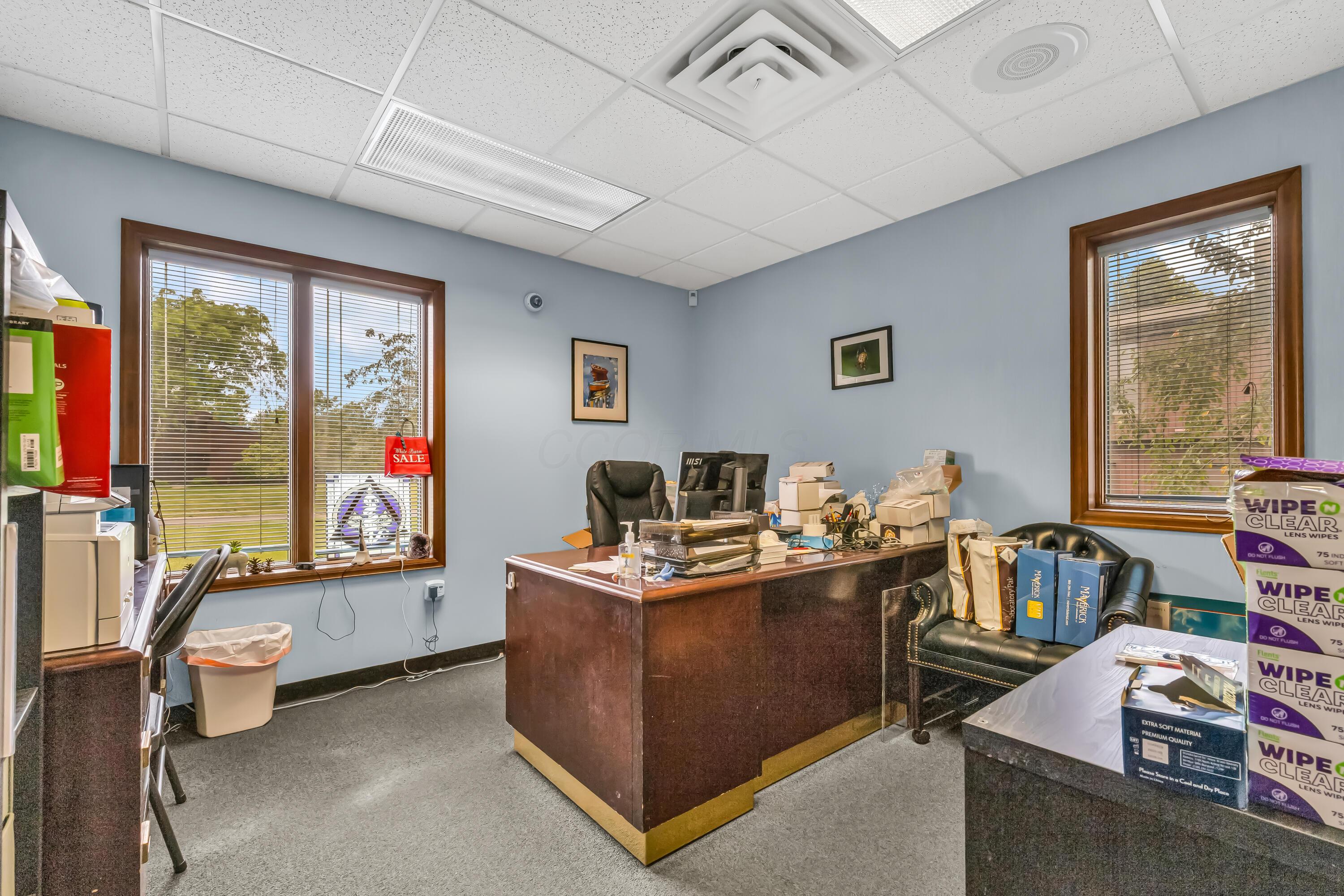 1240 Crescent Heights Road Marion, OH 43302 - Photo 20 of 60 • Blue carpet • Papered walls • Acoustic ceiling tiles • Fluorescent lighting • Mini blinds