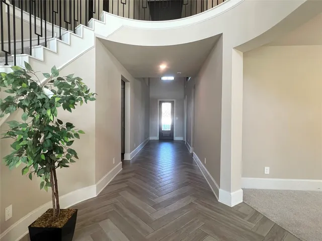 a view of gallery with livingroom