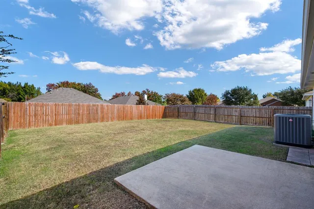 a view of a backyard