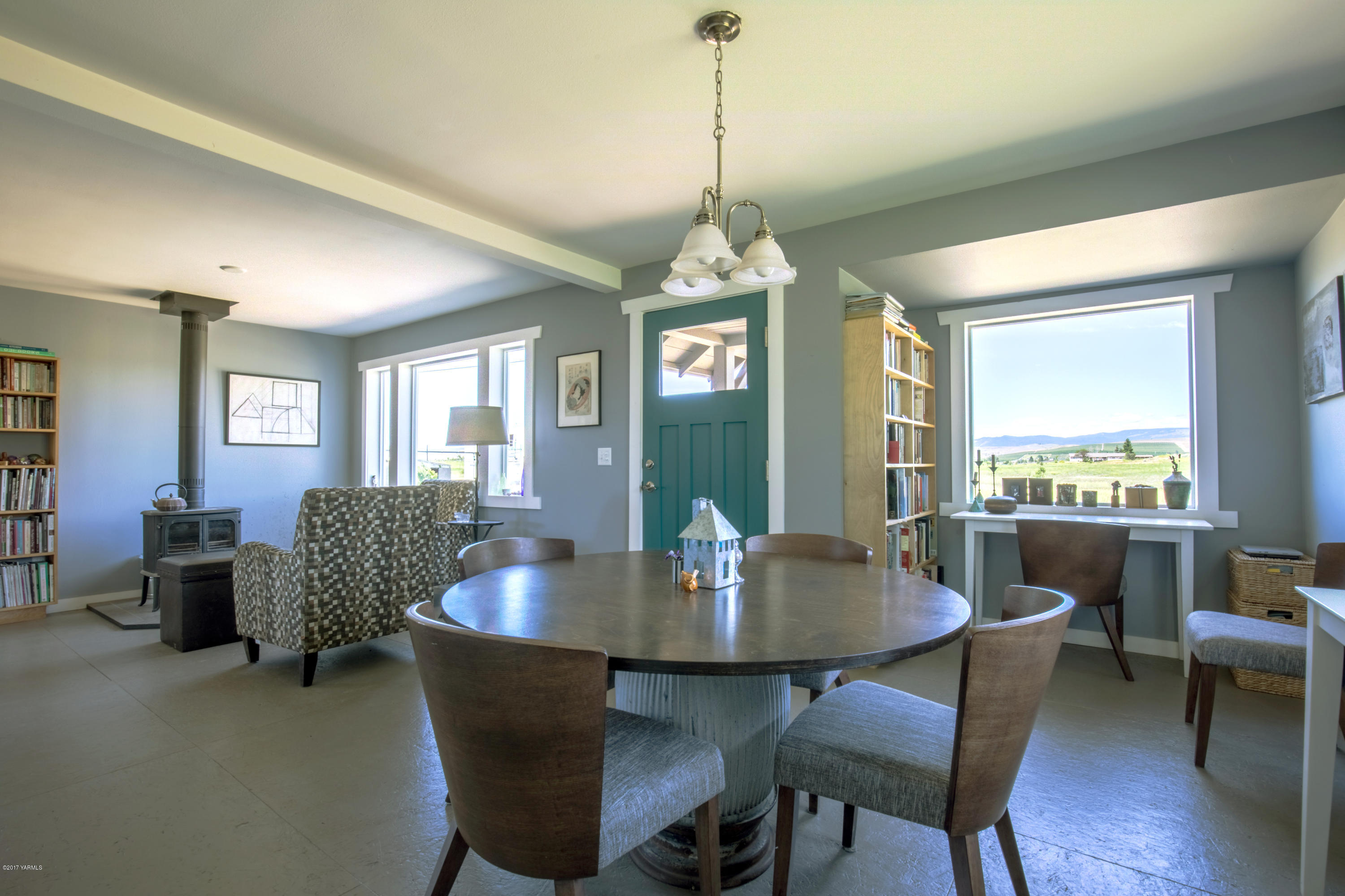 1091 Beffa Road Tieton, WA 98947 - Photo 2 of 34 a dining room with furniture window wooden floor