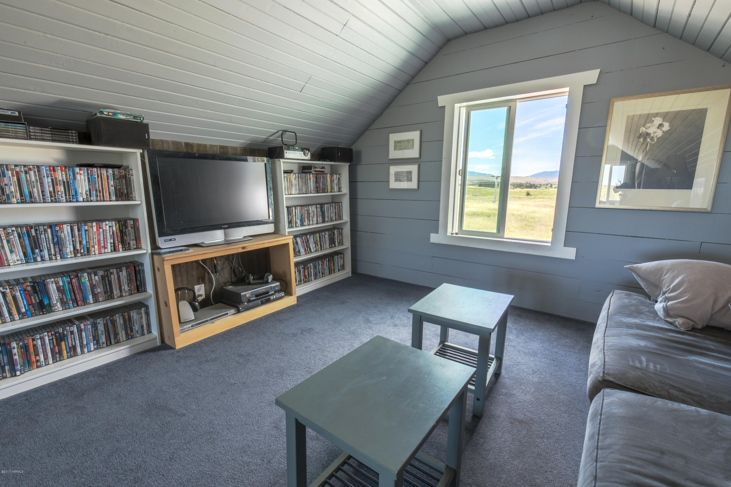 1091 Beffa Road Tieton, WA 98947 - Photo 12 of 34 a room with furniture and a book shelf