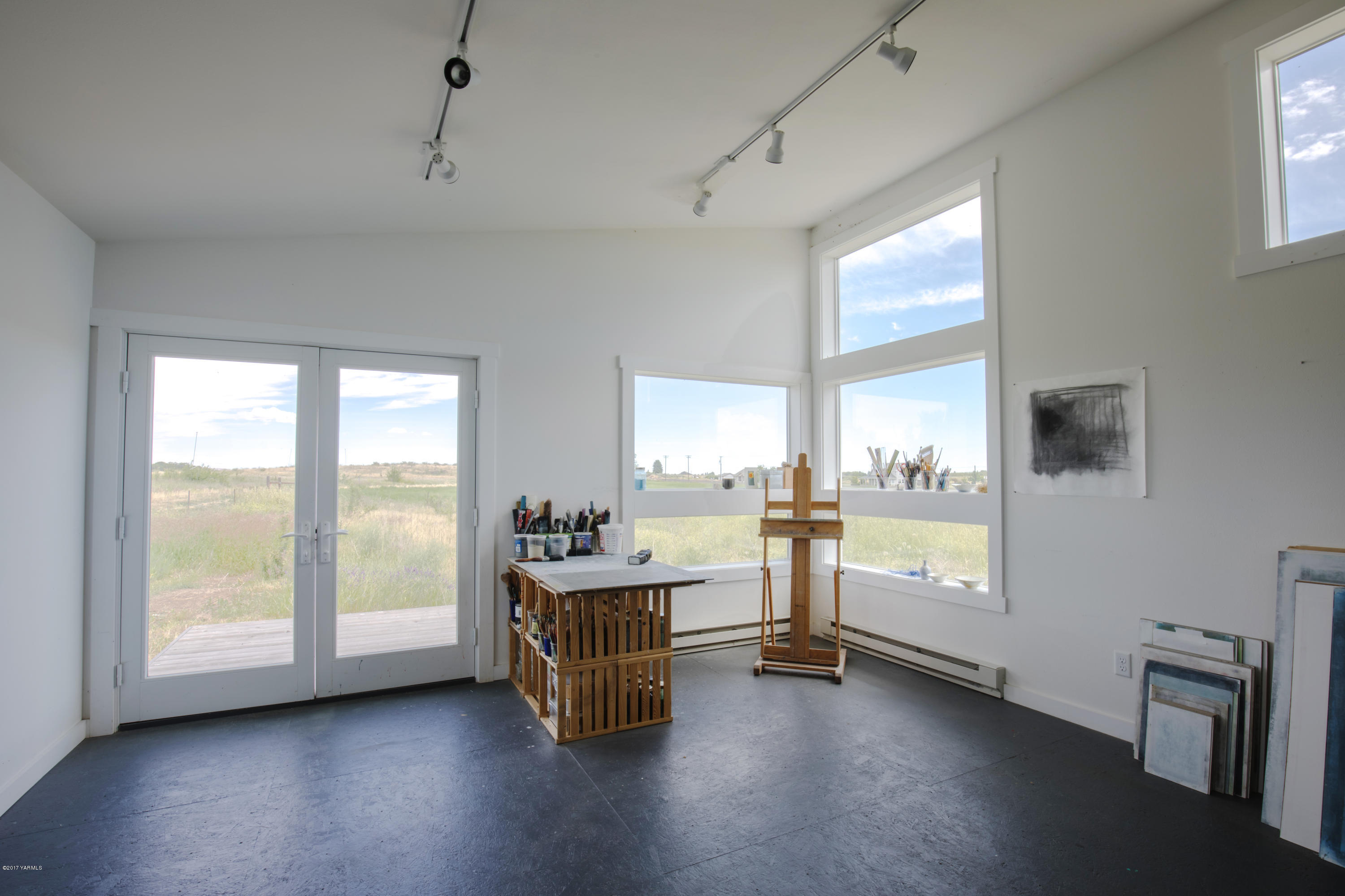 1091 Beffa Road Tieton, WA 98947 - Photo 17 of 34 a room with lounge chair and windows